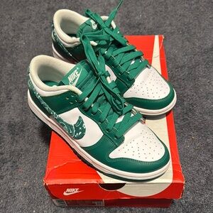 Nike Low-Top Sneakers in Green and White